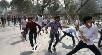 পুলিশের উপর ছাত্রদলের বাঁশ নিয়ে আক্রমণের ছবি ভাইরাল(ছবিঘর)