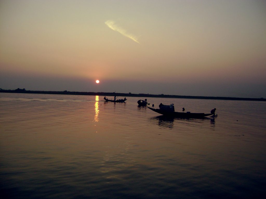 নদীতে সূর্যাস্ত