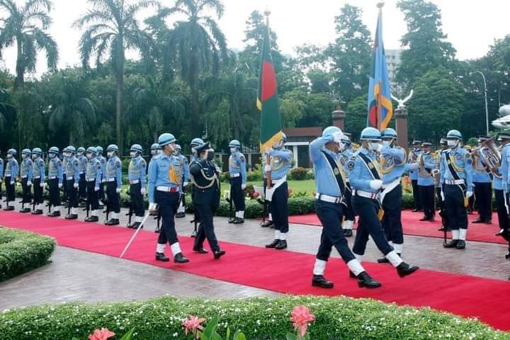 বাংলাদেশ বিমান বাহিনী প্রধানের সাথে বাংলাদেশে সফররত ভারতীয় বিমান বাহিনীর প্রধানের সাক্ষাৎ