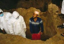 ঈদের দিনেও করোনায় মৃত ঢাবি ছাত্রের মায়ের লাশ দাফন করলো ছাত্রলীগ