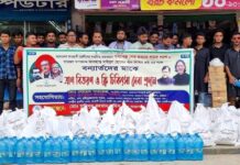 কুড়িগ্রাম জেলা যুবলীগের উদ্যোগে বন্যা দূর্গতদের মাঝে ত্রাণ সামগ্রি বিতরণ